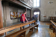 Räumung des Restinventars und der Kirchenbänke aus der Kirche (Foto: Karl-Franz Thiede)